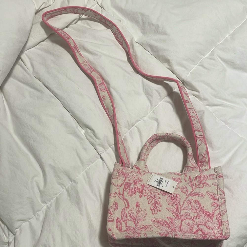 Francesca’s mini floral crossbody 💗